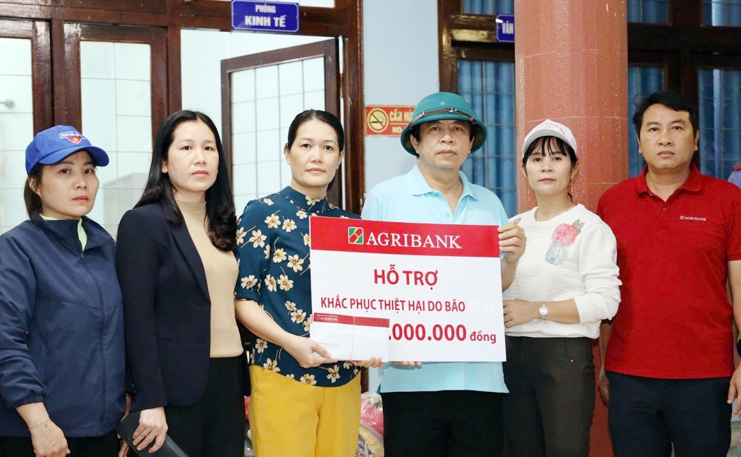 Agribank Phú Yên kịp thời sẻ chia cùng bà con vùng lũ lụt