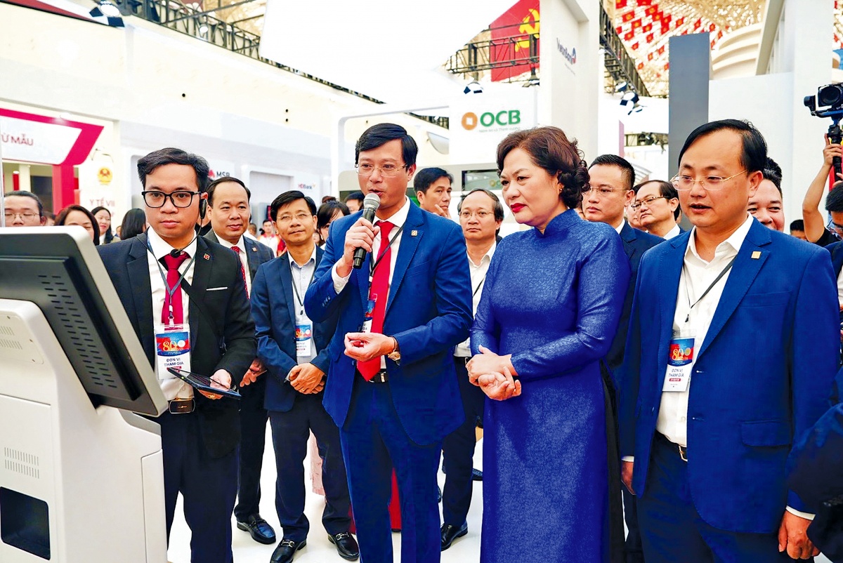 Thống đốc NHNN Nguyễn Thị Hồng trải nghiệm các dịch vụ ngân hàng số của Agribank Thống đốc NHNN Nguyễn Thị Hồng trải nghiệm các dịch vụ ngân hàng số của Agribank