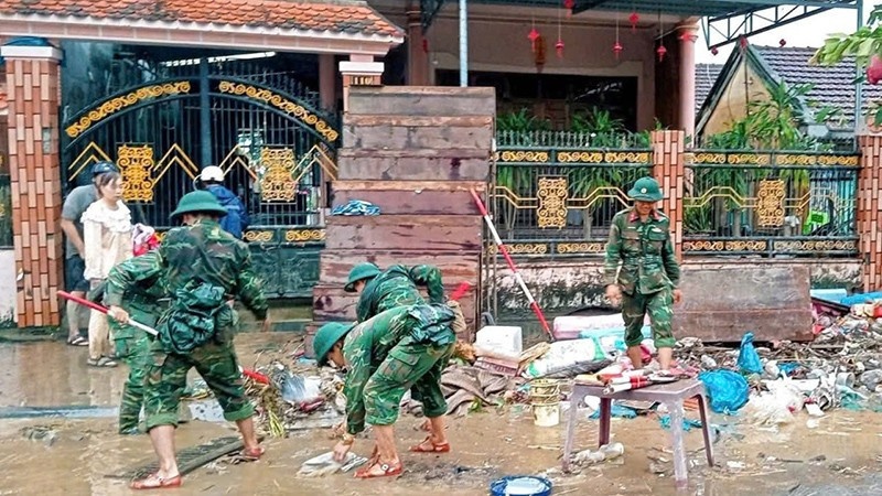 Bộ đội Quân khu 5 giúp nhân dân tỉnh Gia Lai dọn dẹp môi trường sau cơn lũ lịch sử