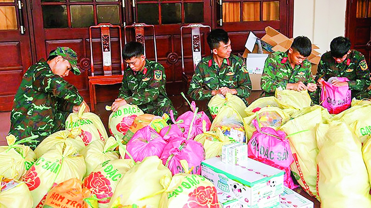 Cán bộ chiến sĩ sư đoàn 2 giúp đỡ nhân dân phường Quy Nhơn Đông sau lũ