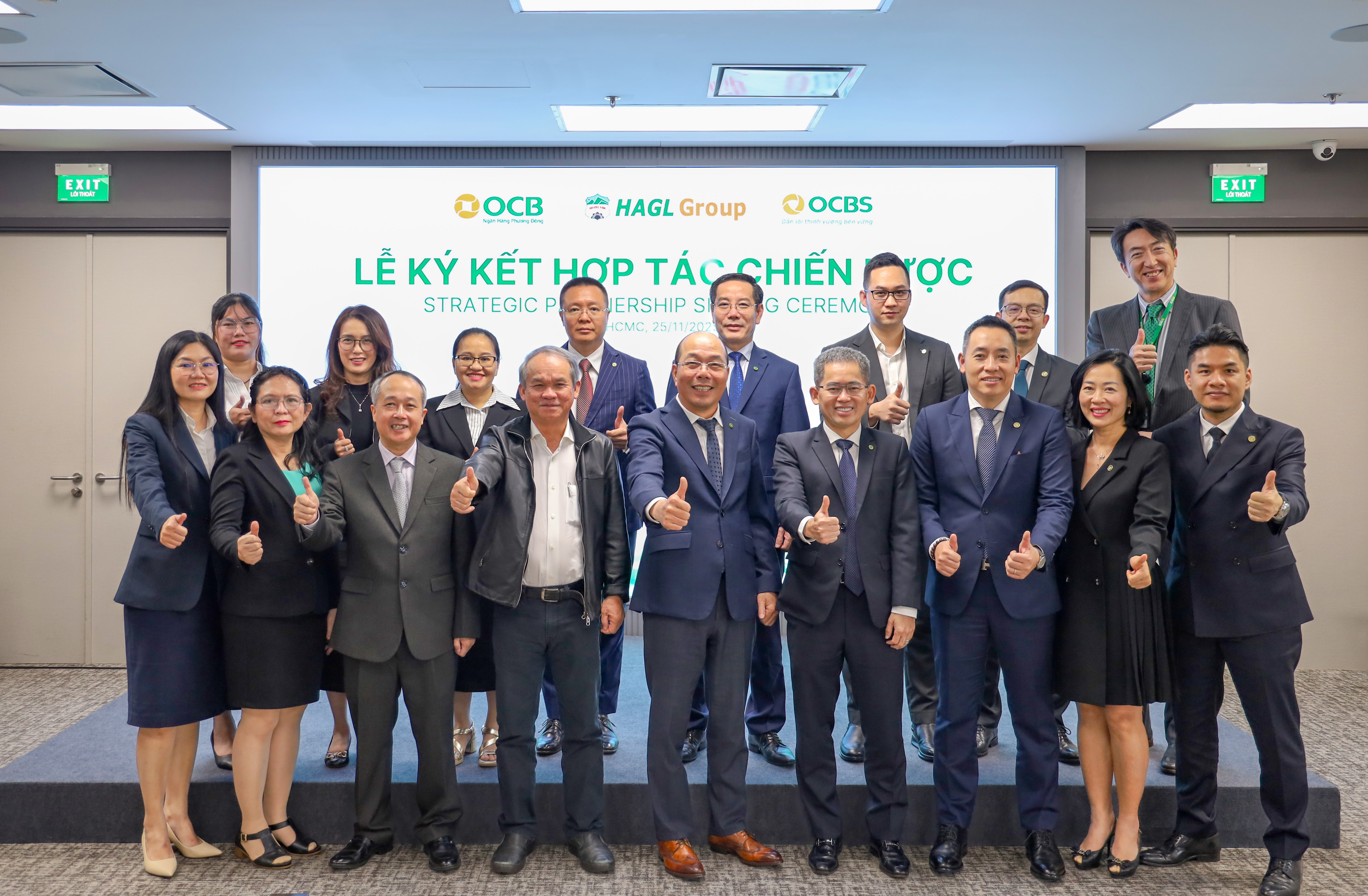 Sự hợp tác chiến lược OCB, OCBS, HAGL hướng tới mục tiêu thúc đẩy tài chính xanh và phát triển bền vững. Sự hợp tác chiến lược OCB, OCBS, HAGL hướng tới mục tiêu thúc đẩy tài chính xanh và phát triển bền vững.