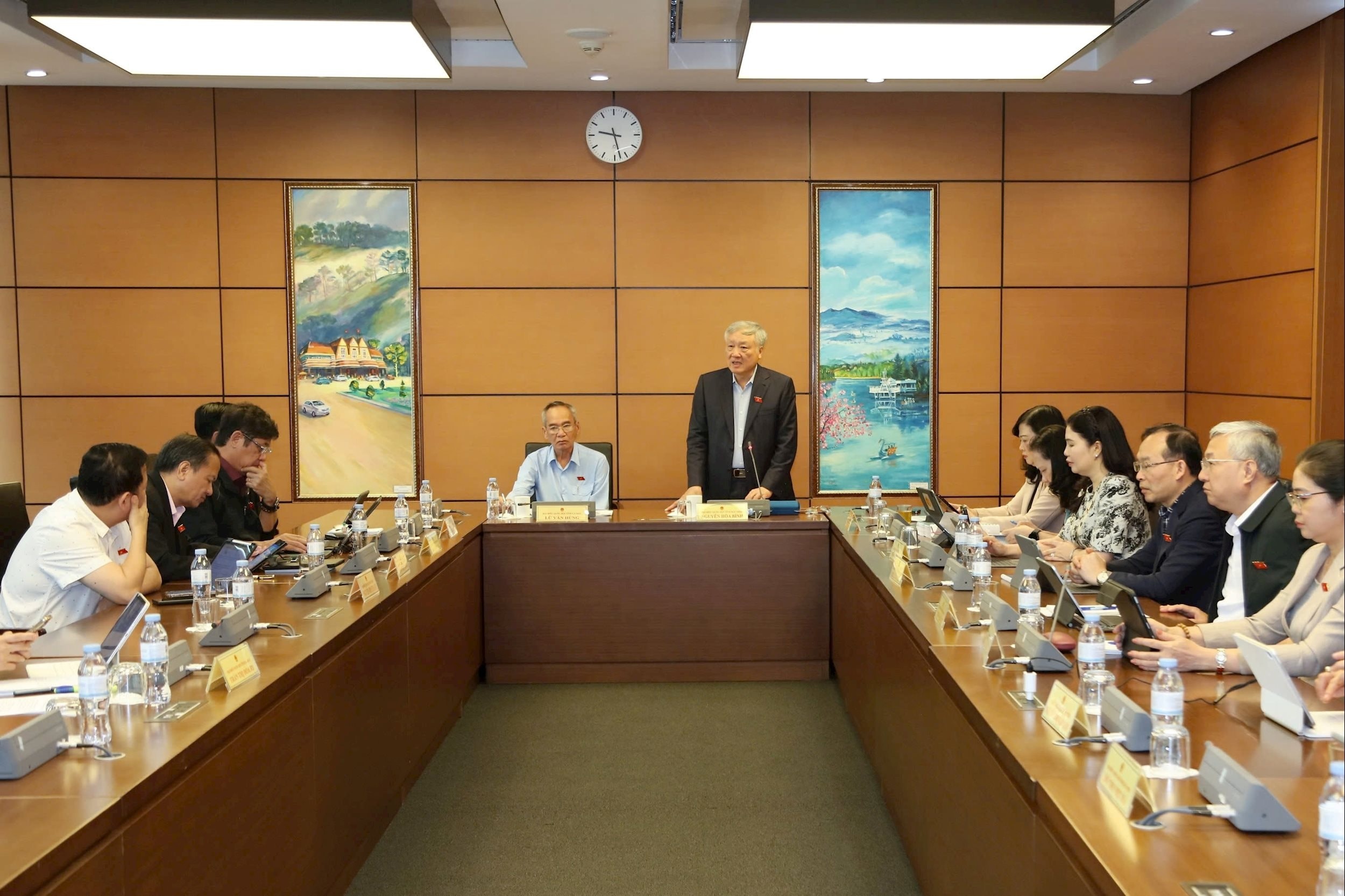 Phó Thủ tướng Thường trực Chính phủ Nguyễn Hòa Bình phát biểu tại Tổ 8