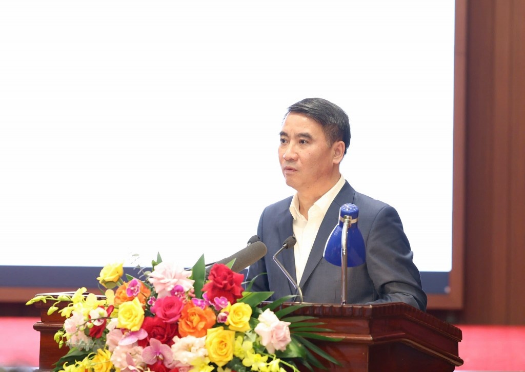 Phó Chủ tịch UBND TP Hà Nội Nguyễn Xuân Lưu trình bày báo cáo tại hội nghi