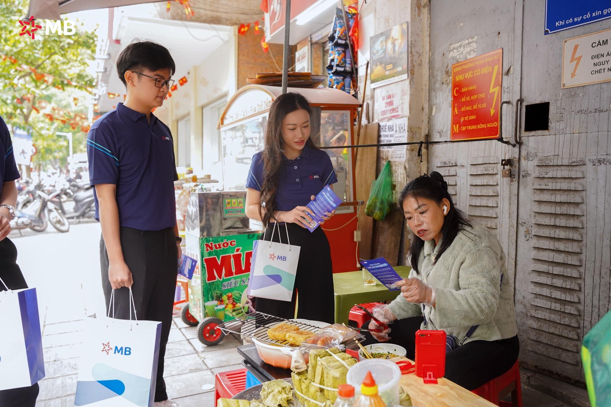 Nhân viên MB hướng dẫn tiểu thương chợ Hôm chuyển đổi số. Ảnh: MB Nhân viên MB hướng dẫn tiểu thương chợ Hôm chuyển đổi số. Ảnh: MB