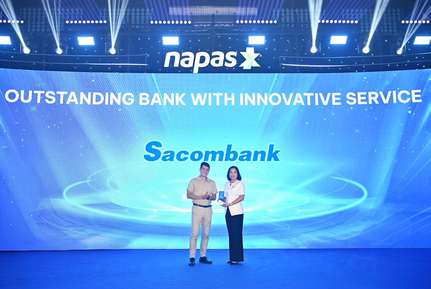 Bà Nguyễn Phương Huyền (Giám đốc Khối khách hàng cá nhân) đại diện ngân hàng nhận giải thưởng Ngân hàng triển khai dự án mang tính đổi mới trong năm