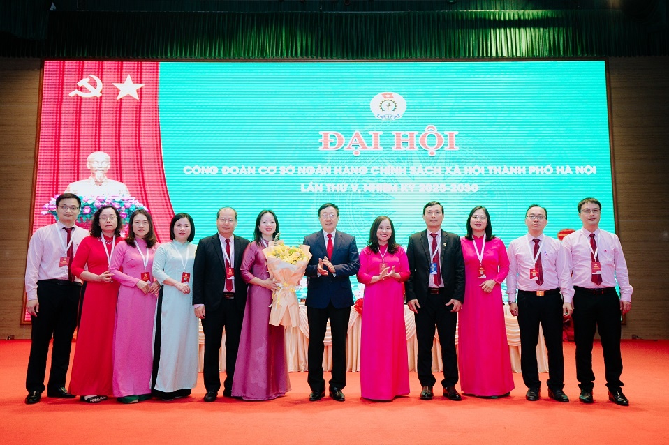 Lãnh đạo NHCSXH chúc mừng BCH Công đoàn cơ sở nhiệm kỳ 2025-2030