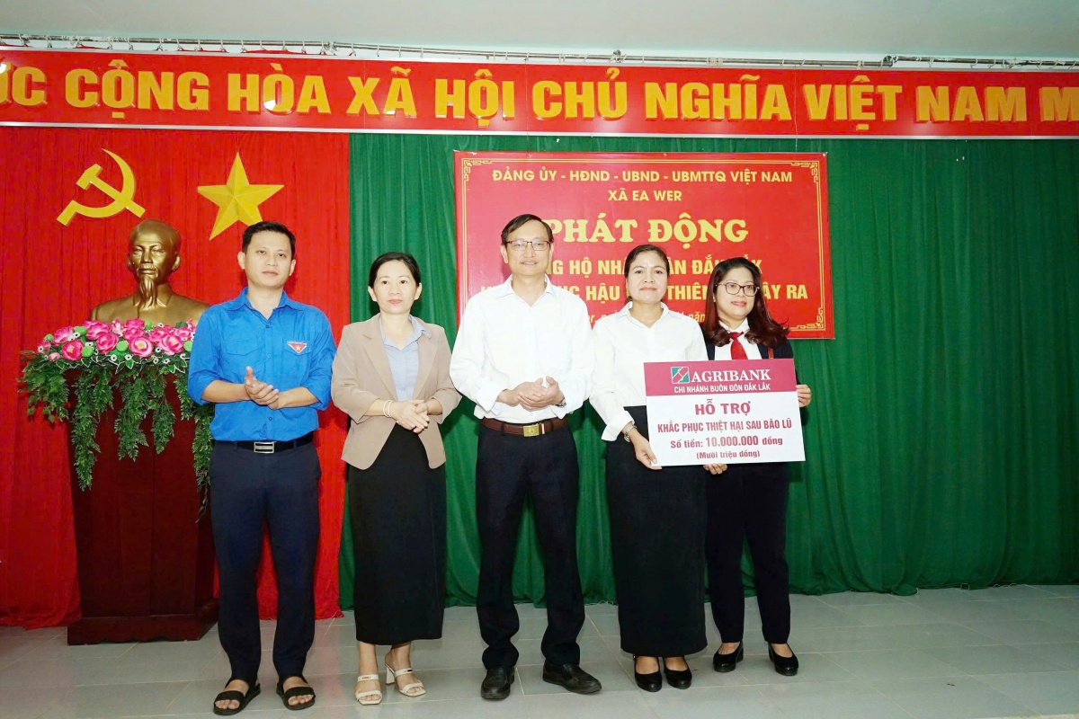Agribank Chi nhánh Đắk Lắk chung tay hỗ trợ đồng bào vùng lũ