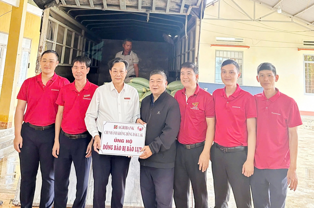 Agribank Chi nhánh Đắk Lắk chung tay hỗ trợ đồng bào vùng lũ