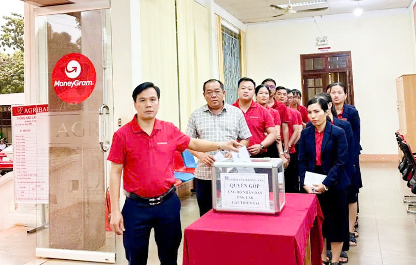 Agribank Chi nhánh Đắk Lắk chung tay hỗ trợ đồng bào vùng lũ
