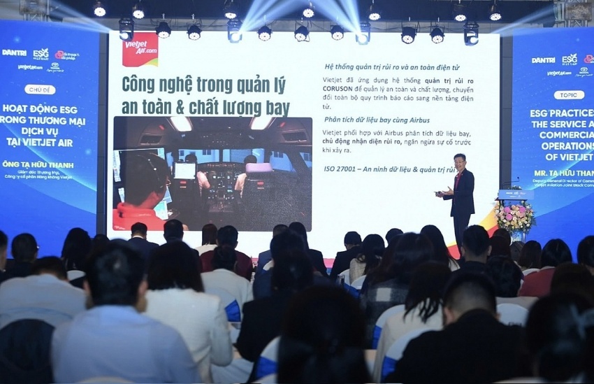 ông Tạ Hữu Thanh – Giám đốc Thương mại Công ty Cổ phần Hàng không Vietjet cho biết, chiến lược hoạt động của Vietjet là “bay xanh, sống xanh”, lấy khoa học, công nghệ làm nền tảng và ESG làm định hướng chủ đạo trong quá trình vận hành