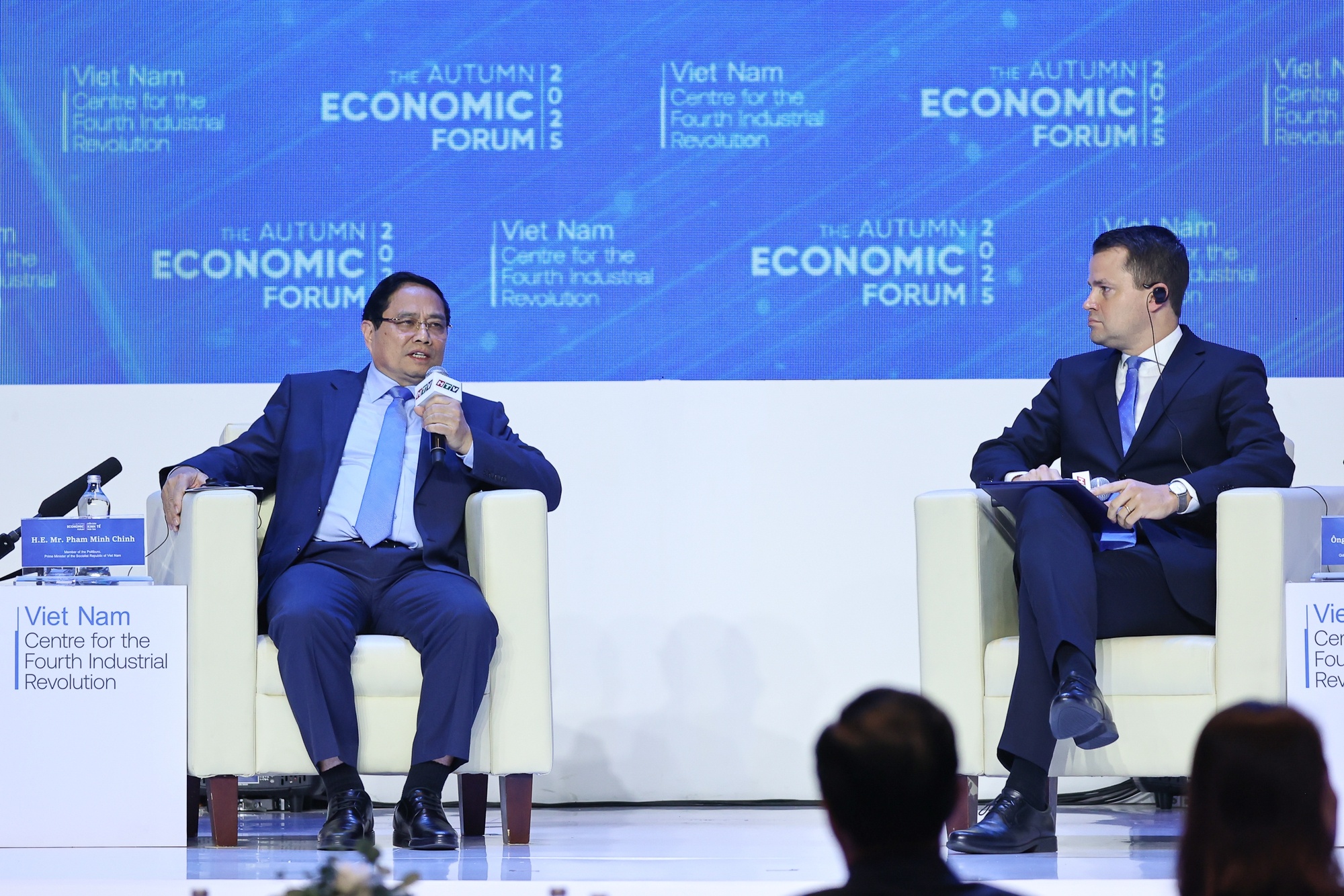 Thủ tướng cho biết, Việt Nam đang quyết liệt triển khai 3 đột phá chiến lược về thể chế, hạ tầng, nhân lực - Ảnh: VGP/Nhật Bắc