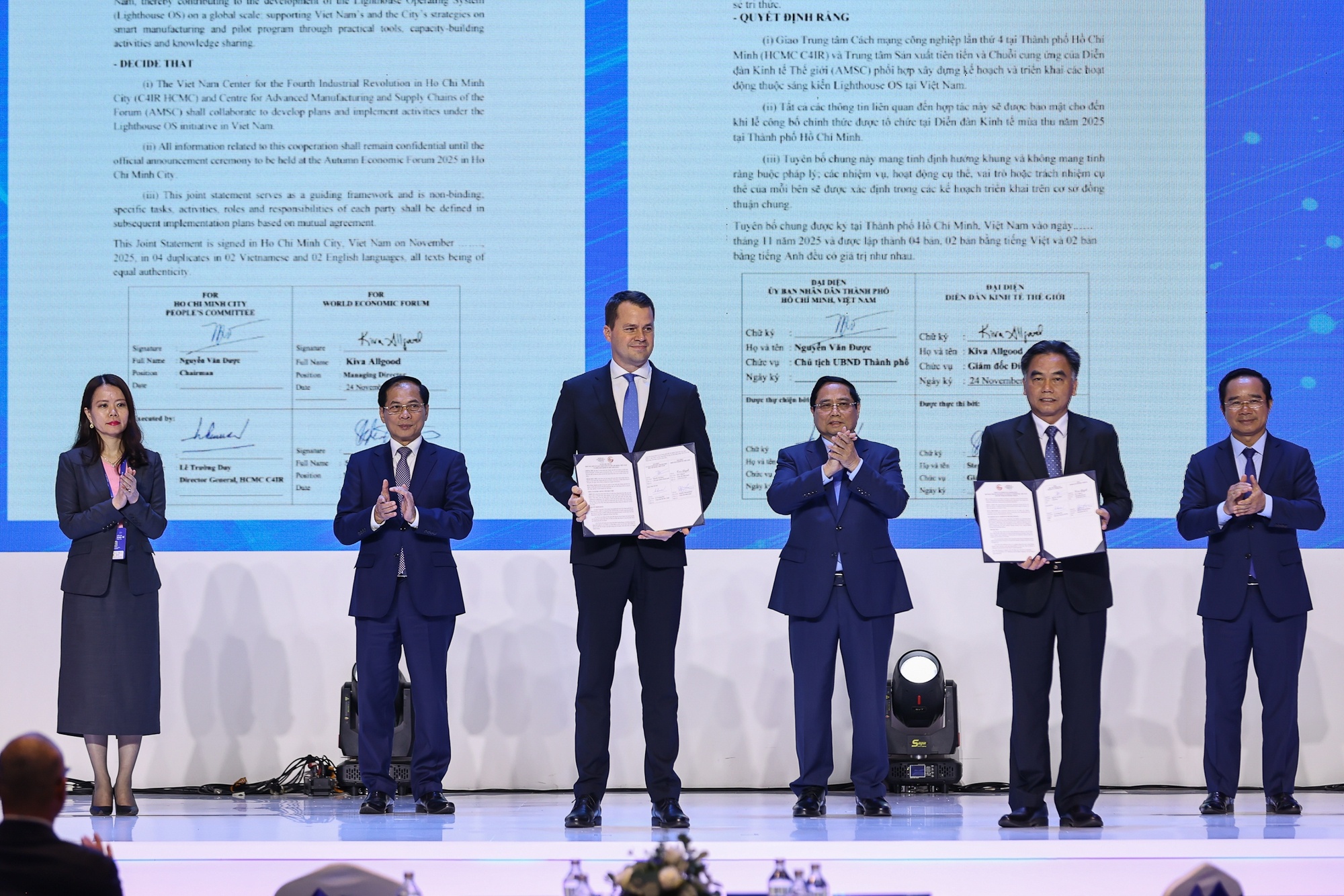 Thủ tướng Chính phủ chứng kiến trao Bản ghi nhớ (MOU) về hợp tác giữa TP. Hồ Chí Minh và WEF về sáng kiến thúc đẩy sản xuất thông minh và chuyển đổi công nghiệp có trách nhiệm tại Việt Nam - Ảnh: VGP/Nhật Bắc