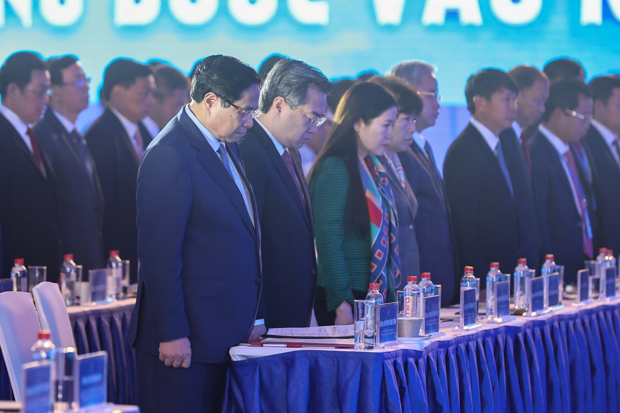 Thủ tướng và toàn thể Đại hội dành phút mặc niệm đồng bào tử vong do thiên tai - Ảnh: VGP/Nhật Bắc