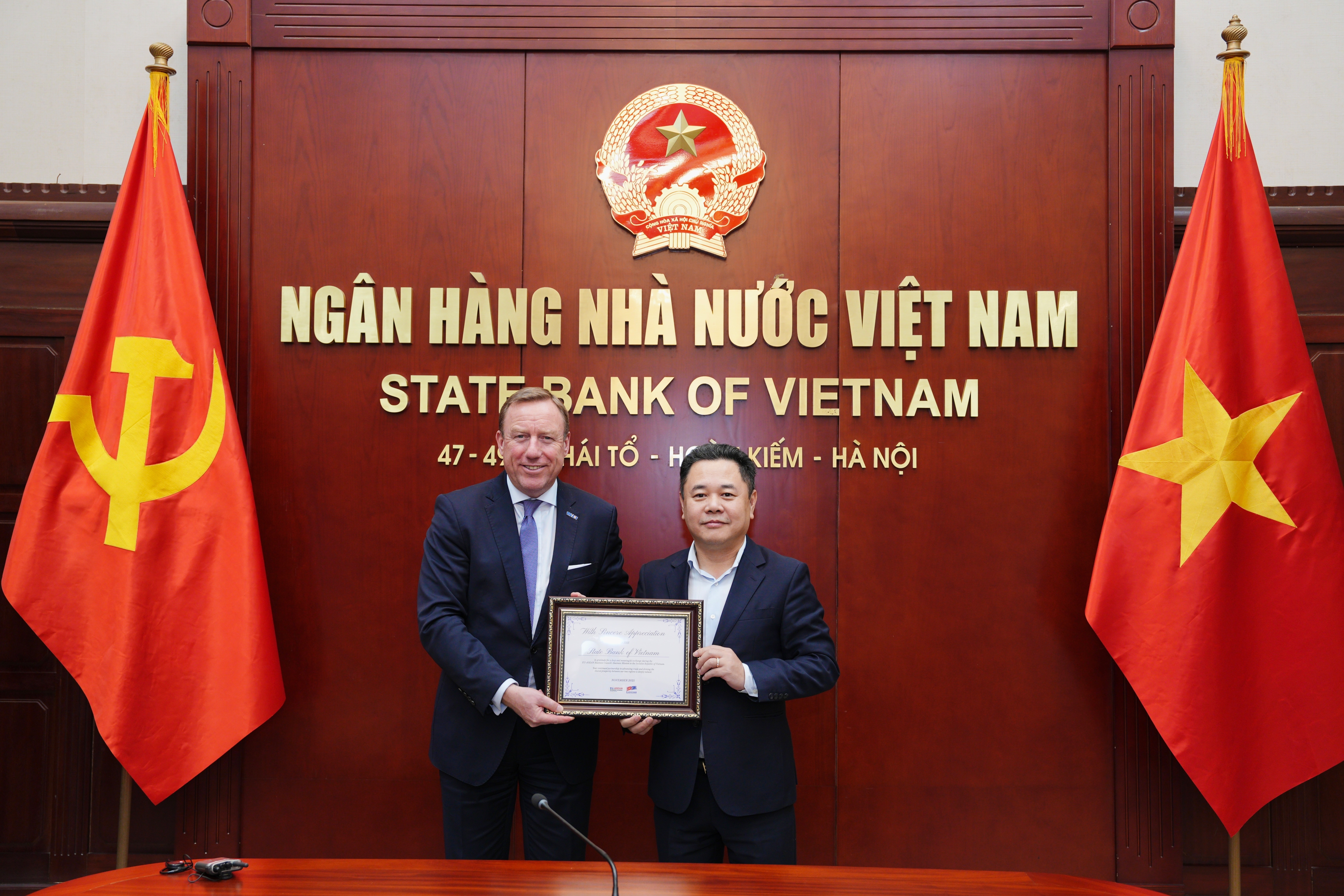 NHNN mong muốn EU-ABC và EuroCham tiếp tục là cầu nối quan trọng, hỗ trợ Việt Nam trong việc hoàn thiện khuôn khổ pháp lý và phát triển hệ sinh thái tài chính hiện đại NHNN mong muốn EU-ABC và EuroCham tiếp tục là cầu nối quan trọng, hỗ trợ Việt Nam trong việc hoàn thiện khuôn khổ pháp lý và phát triển hệ sinh thái tài chính hiện đại