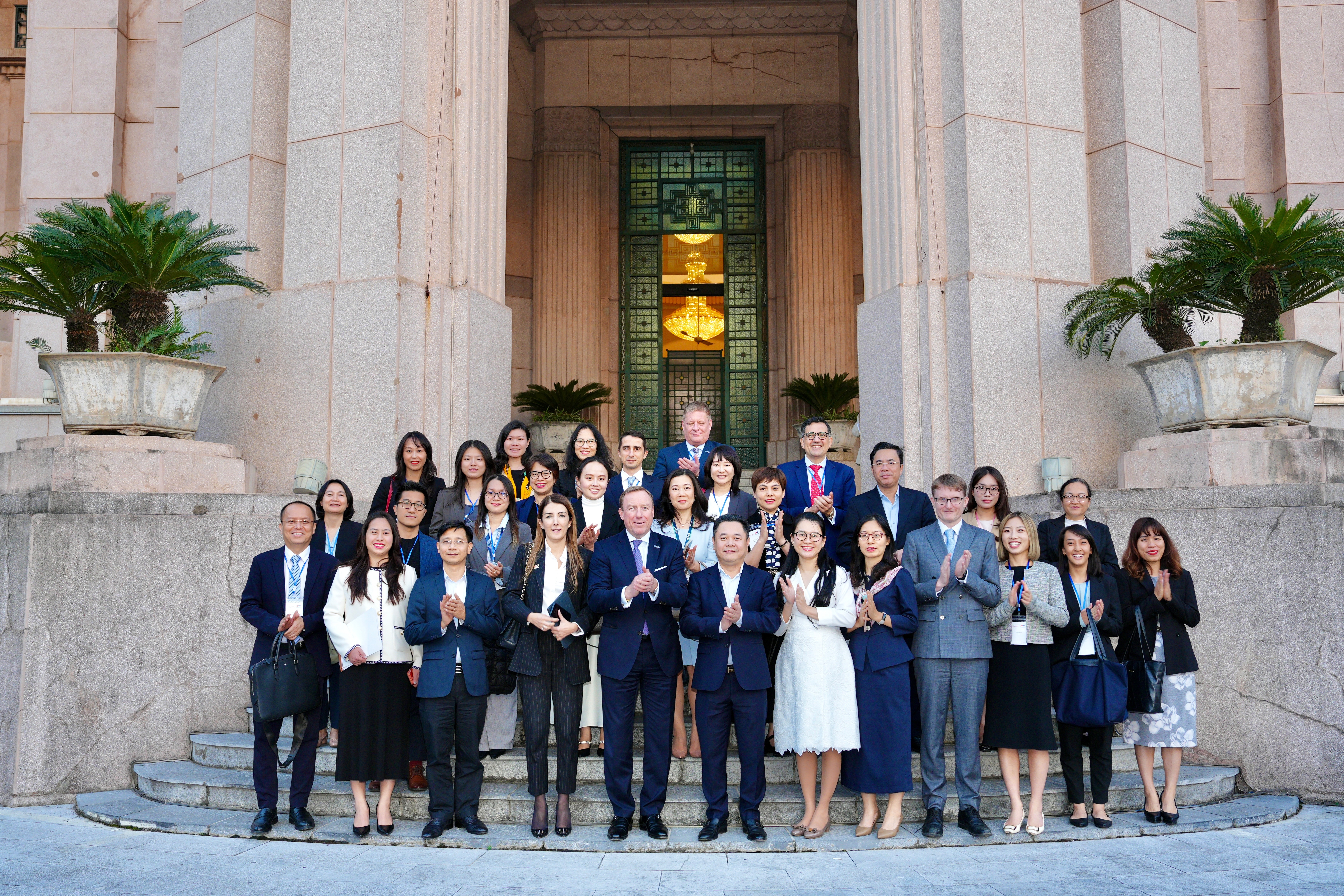 Đoàn EU-ABC và NHNN chụp ảnh lưu niệm Đoàn EU-ABC và NHNN chụp ảnh lưu niệm