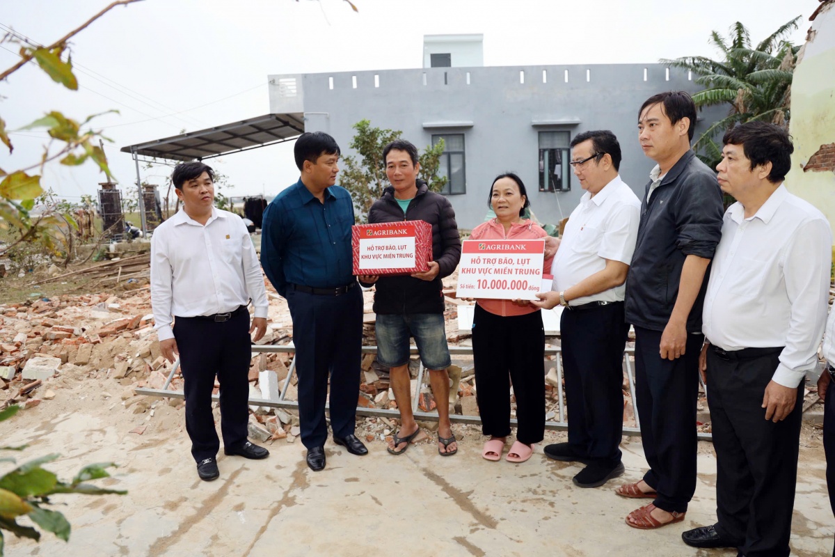 Agribank kịp thời hỗ trợ bà con vùng lũ vượt qua khó khăn