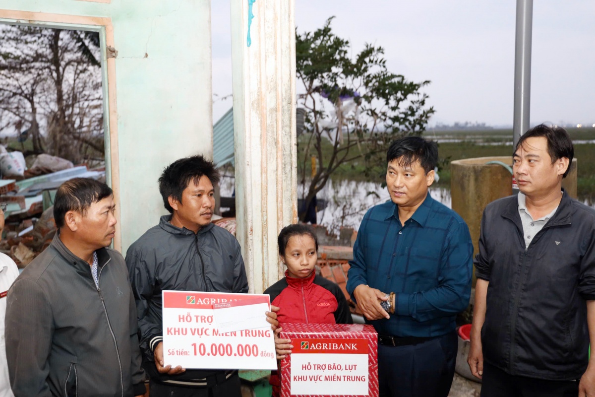 Agribank kịp thời hỗ trợ bà con vùng lũ vượt qua khó khăn