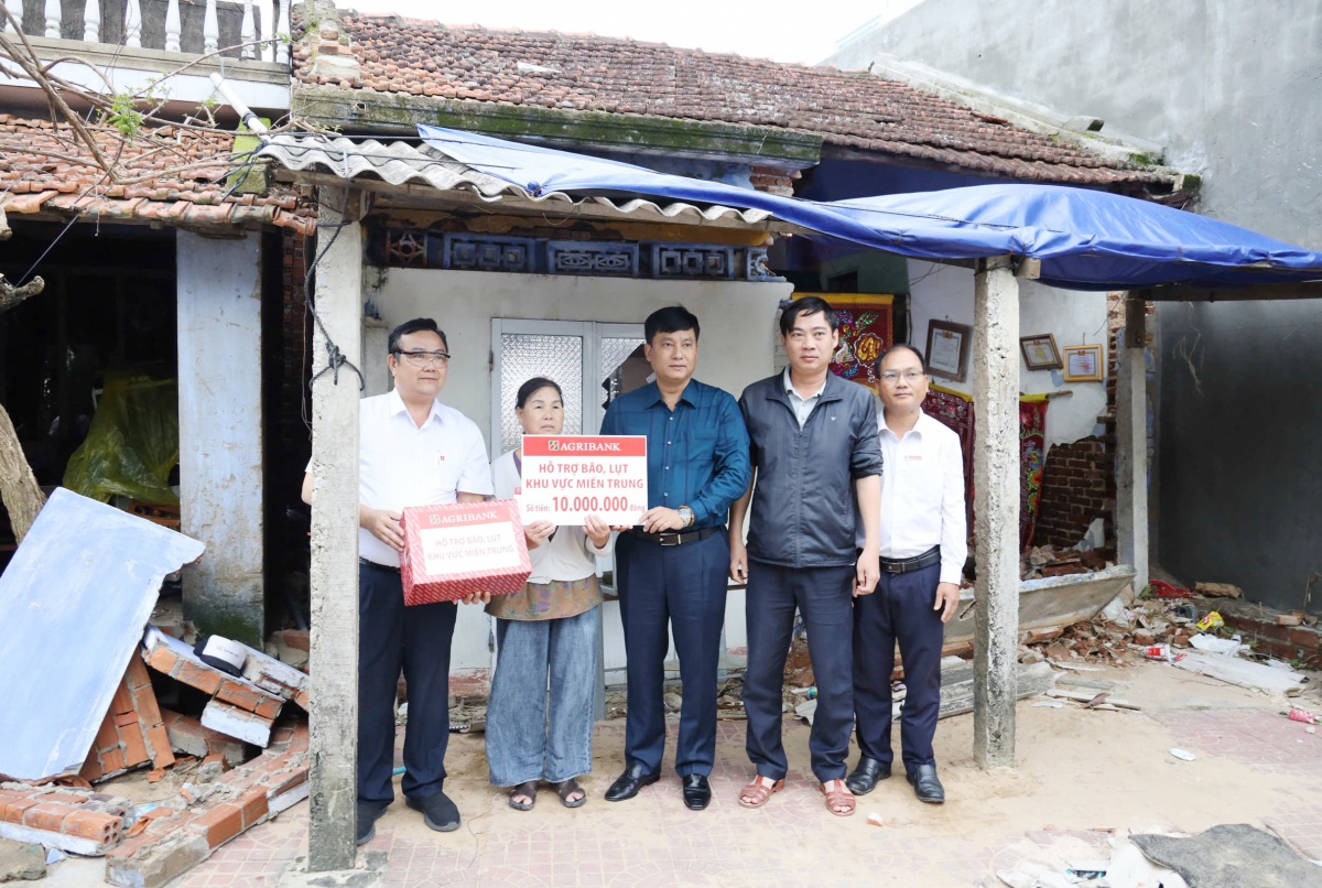 Agribank kịp thời hỗ trợ bà con vùng lũ vượt qua khó khăn