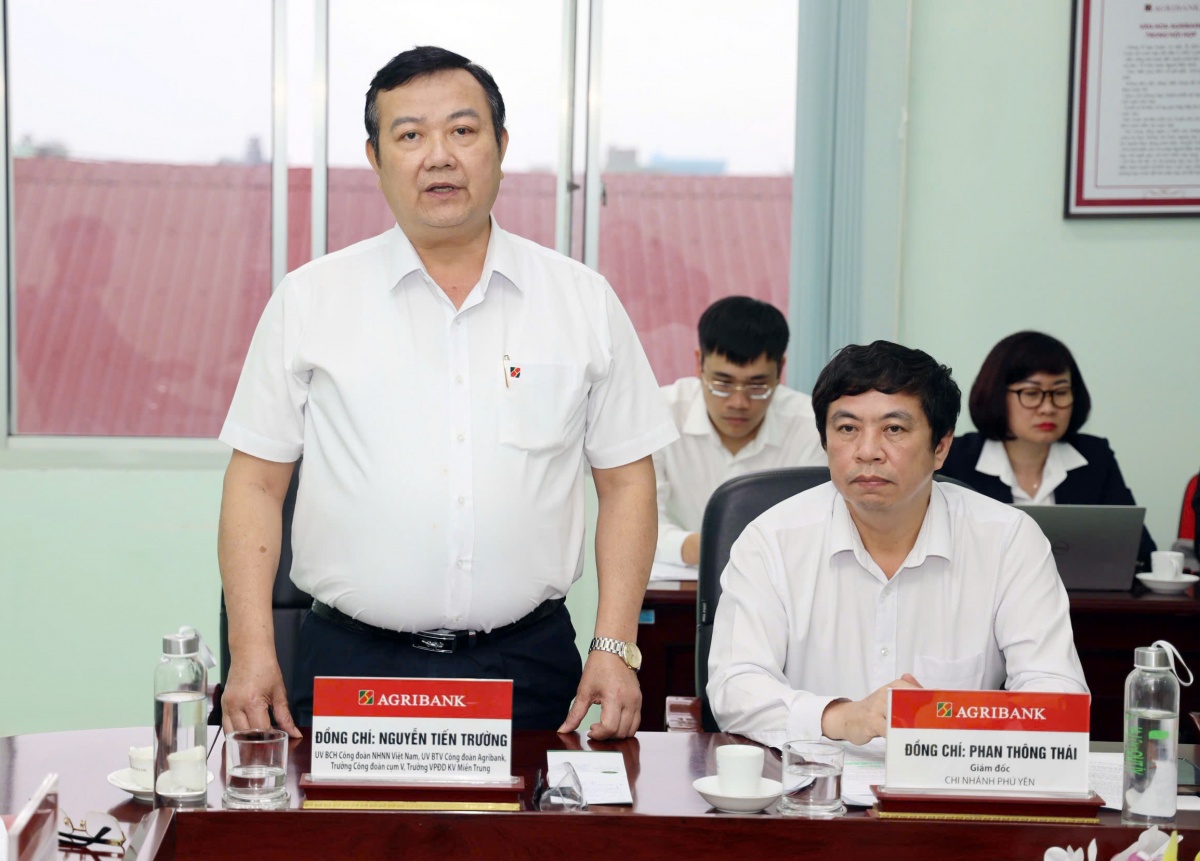 Agribank kịp thời hỗ trợ bà con vùng lũ vượt qua khó khăn