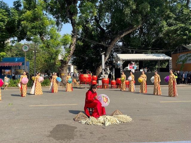 Trình diễn làm nón làng Chuông tại Festival Thu Hà Nội 2025. Trình diễn làm nón làng Chuông tại Festival Thu Hà Nội 2025.