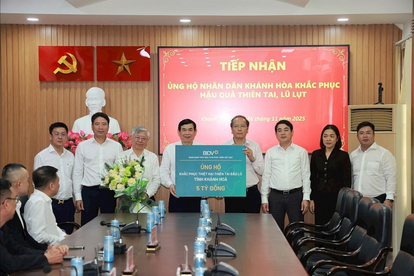 Đồng chí Phan Đức Tú - Bí thư Đảng ủy, Chủ tịch HĐQT BIDV chia sẻ và trao 5 tỷ đồng để hỗ trợ khắc phục thiệt hại do thiên tai tại tỉnh Khánh Hòa. Đồng chí Nghiêm Xuân Thành - Ủy viên TW Đảng, Bí thư tỉnh ủy Khánh Hòa và các đồng chí lãnh đạo tỉnh đã tiếp đoàn. Ảnh: Hoàng Long