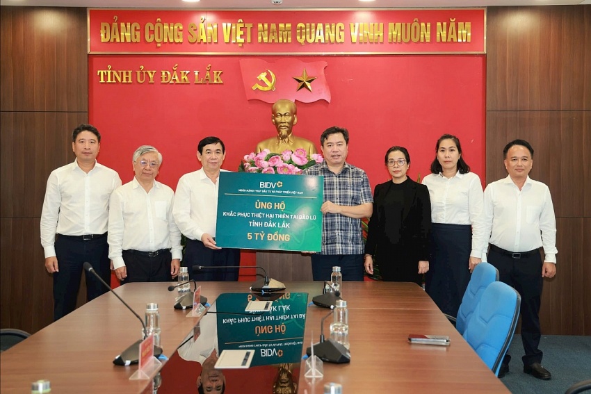 Cùng ngày 26/11/2025, đoàn công tác BIDV đã đến chia sẻ và trao quà hỗ trợ khắc phục thiệt hại do thiên tai đổi với tỉnh Đắc Lắc. Ảnh: Hoàng Long