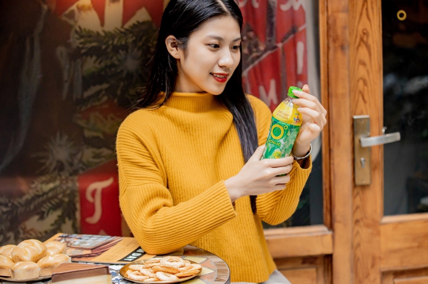 Giữa nhịp sống gấp gáp, đôi khi chỉ cần một góc ngồi thoải mái và một chai Trà Xanh Không Độ mát lạnh là có thể tìm lại sự cân bằng cho cơ thể và tinh thần.