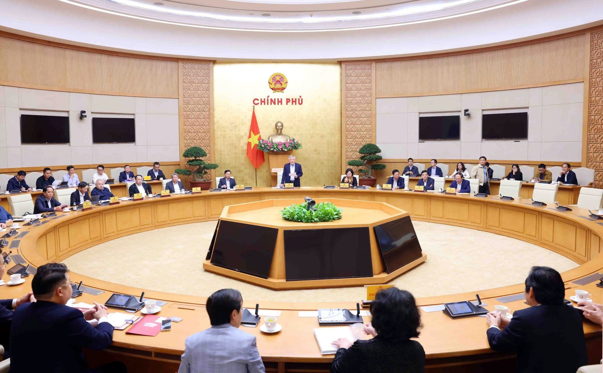 Phó Thủ tướng cho biết, đây là một cuộc họp với mục đích để lãnh đạo Chính phủ, các bộ, ngành chức năng lắng nghe ý kiến, dự định, ý tưởng và các giải pháp cụ thể, các đề nghị và mong muốn của doanh nghiệp đối với Chính phủ Việt Nam và các cam kết của doa