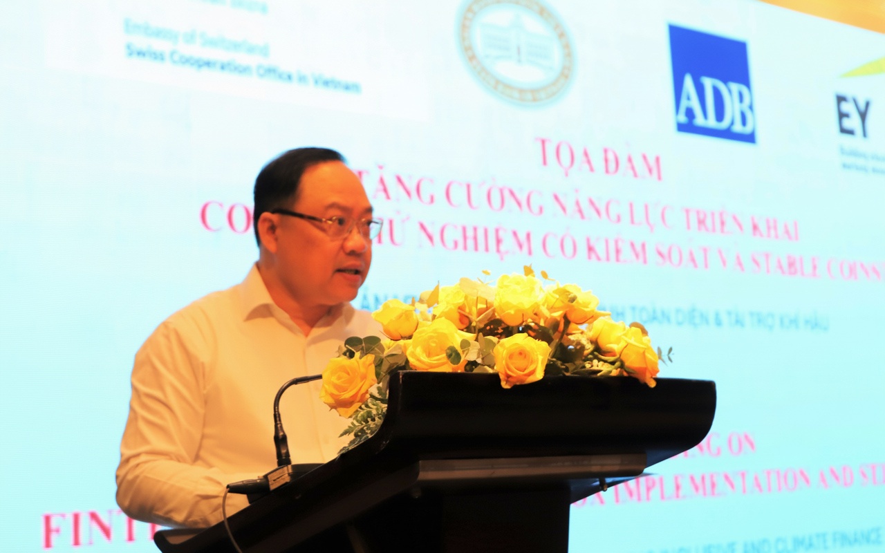 Ông Phạm Anh Tuấn, Vụ trưởng Vụ Thanh toán (NHNN) trình bày tại Tọa đàm 