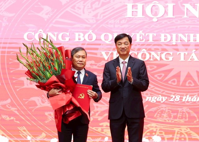 Ủy viên Bộ Chính trị, Bí thư Thành ủy Hà Nội Nguyễn Duy Ngọc tặng hoa chúc mừng đồng chí Vũ Đại Thắng Ủy viên Bộ Chính trị, Bí thư Thành ủy Hà Nội Nguyễn Duy Ngọc tặng hoa chúc mừng đồng chí Vũ Đại Thắng