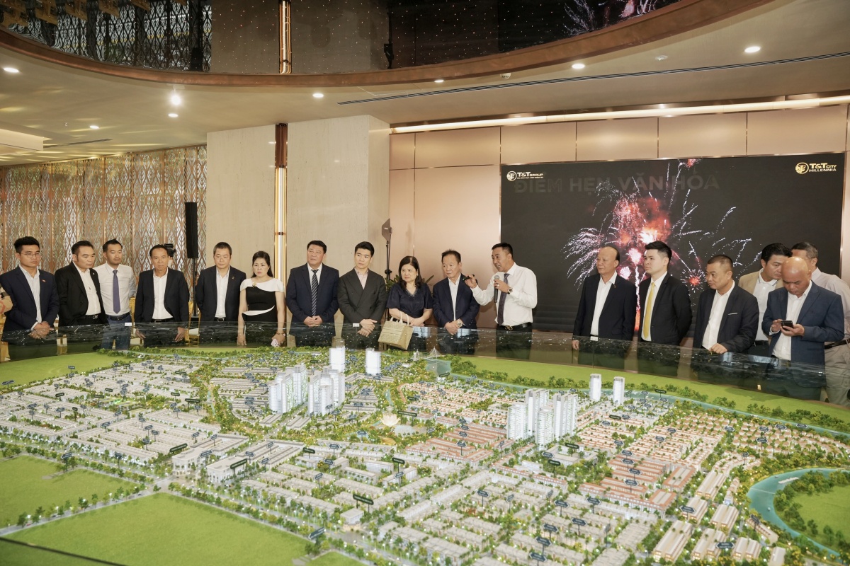 Ông Nguyễn Anh Tuấn - Phó Tổng Giám đốc T&T Group chia sẻ về các  phân khu tại sa bàn của dự án T&T City Millennia