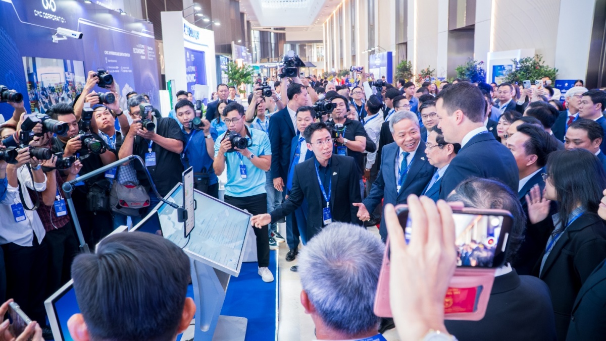 Thủ tướng Phạm Minh Chính cùng các quan khách trong và ngoài nước quan tâm tới Hệ sinh thái C-OpenAI và các giải pháp cho thành phố thông minh Thủ tướng Phạm Minh Chính cùng các quan khách trong và ngoài nước quan tâm tới Hệ sinh thái C-OpenAI và các giải pháp cho thành phố thông minh