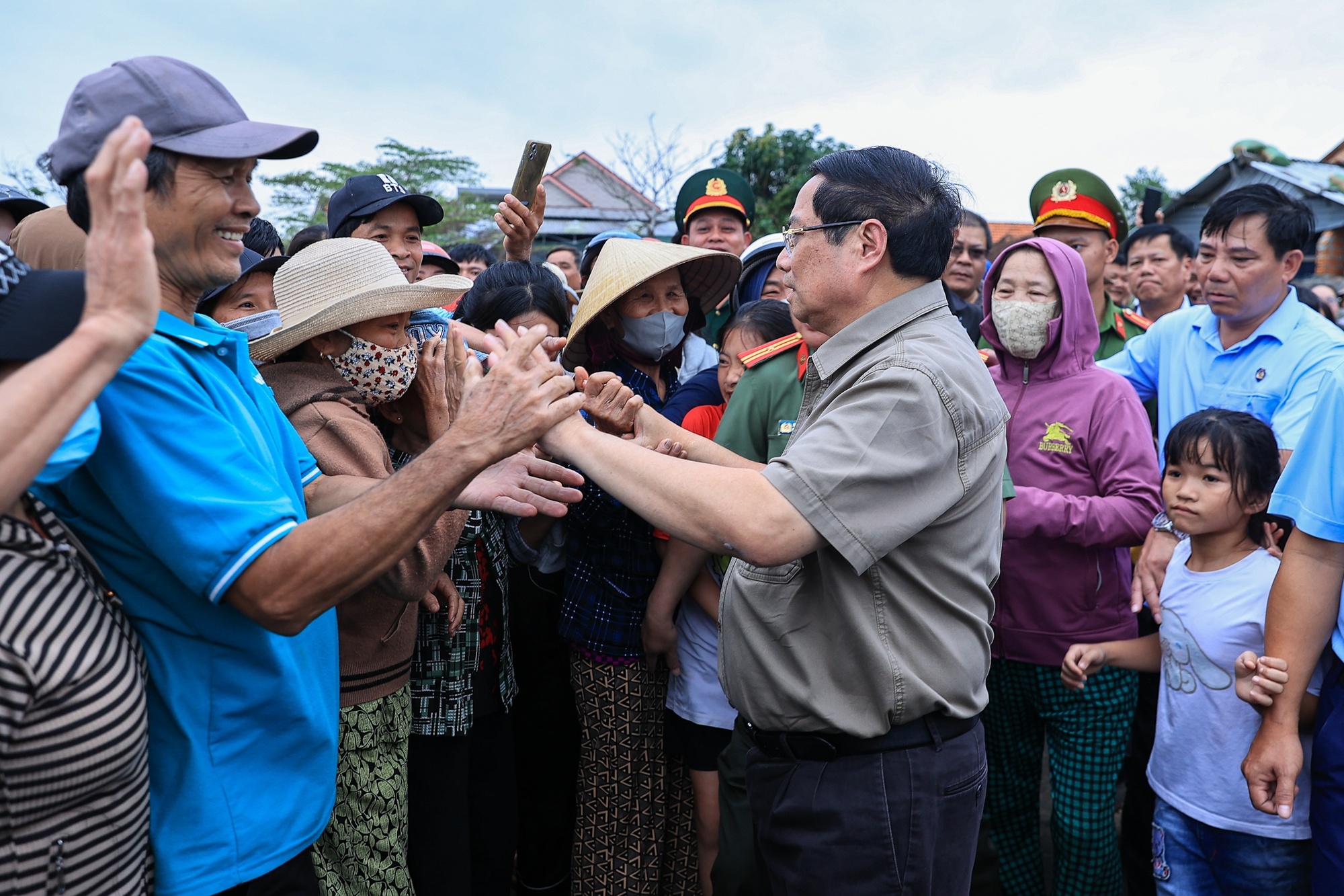 Thủ tướng thăm, động viên bà con nhân dân thôn Phú Thứ, xã Tây Hòa - Ảnh: VGP/Nhật Bắc Thủ tướng thăm, động viên bà con nhân dân thôn Phú Thứ, xã Tây Hòa - Ảnh: VGP/Nhật Bắc