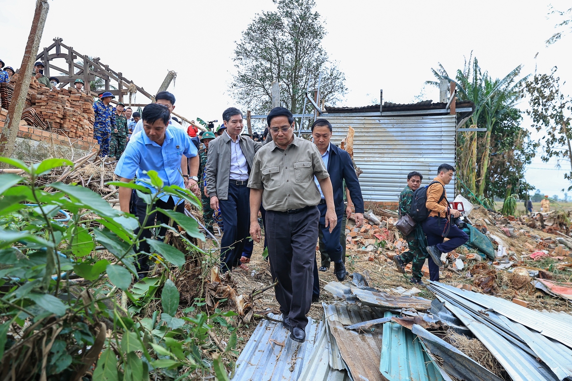 Thủ tướng và đoàn công tác tới thăm rốn lũ Hòa Thịnh, nơi chịu thiệt hại nặng nề nhất của tỉnh Đắk Lắk - Ảnh: VGP/Nhật Bắc Thủ tướng và đoàn công tác tới thăm rốn lũ Hòa Thịnh, nơi chịu thiệt hại nặng nề nhất của tỉnh Đắk Lắk - Ảnh: VGP/Nhật Bắc