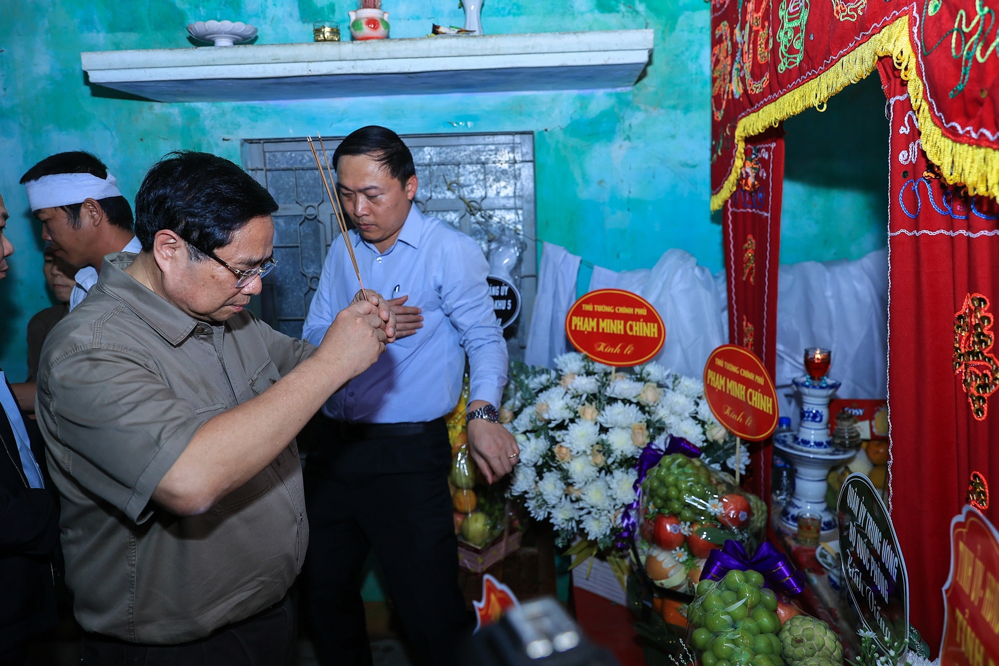 Thủ tướng thắp hương tưởng nhớ người đã khuất trong đợt mưa lũ lịch sử - Ảnh: VGP/Nhật Bắc Thủ tướng thắp hương tưởng nhớ người đã khuất trong đợt mưa lũ lịch sử - Ảnh: VGP/Nhật Bắc