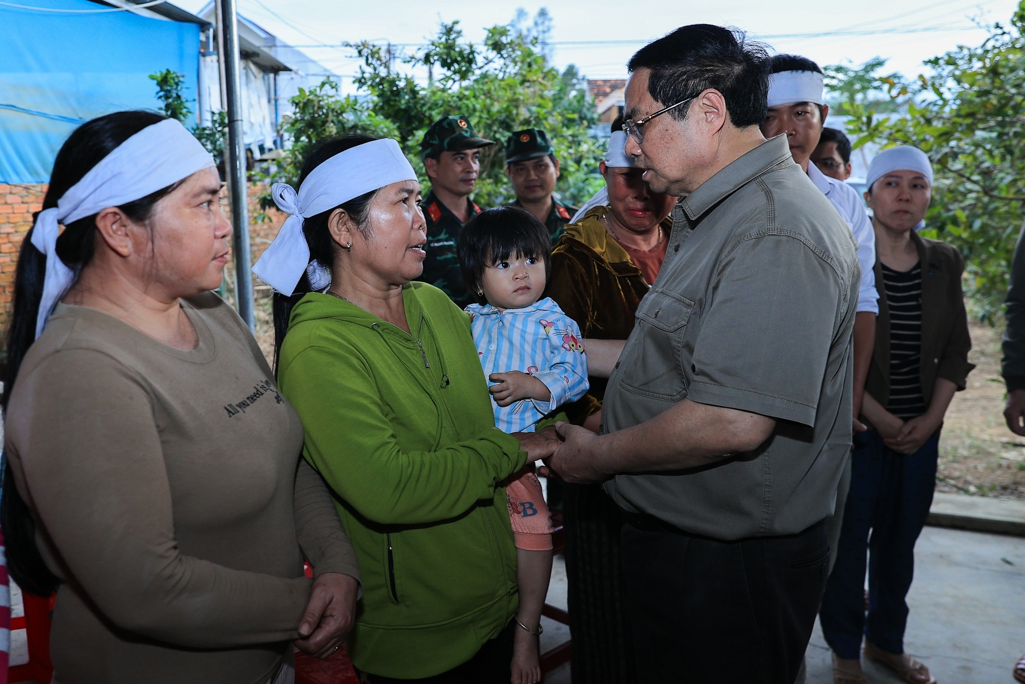 Thủ tướng thăm, động viên thân nhân gia đình có người bị thiệt mạng do mưa lũ - Ảnh: VGP/Nhật Bắc Thủ tướng thăm, động viên thân nhân gia đình có người bị thiệt mạng do mưa lũ - Ảnh: VGP/Nhật Bắc