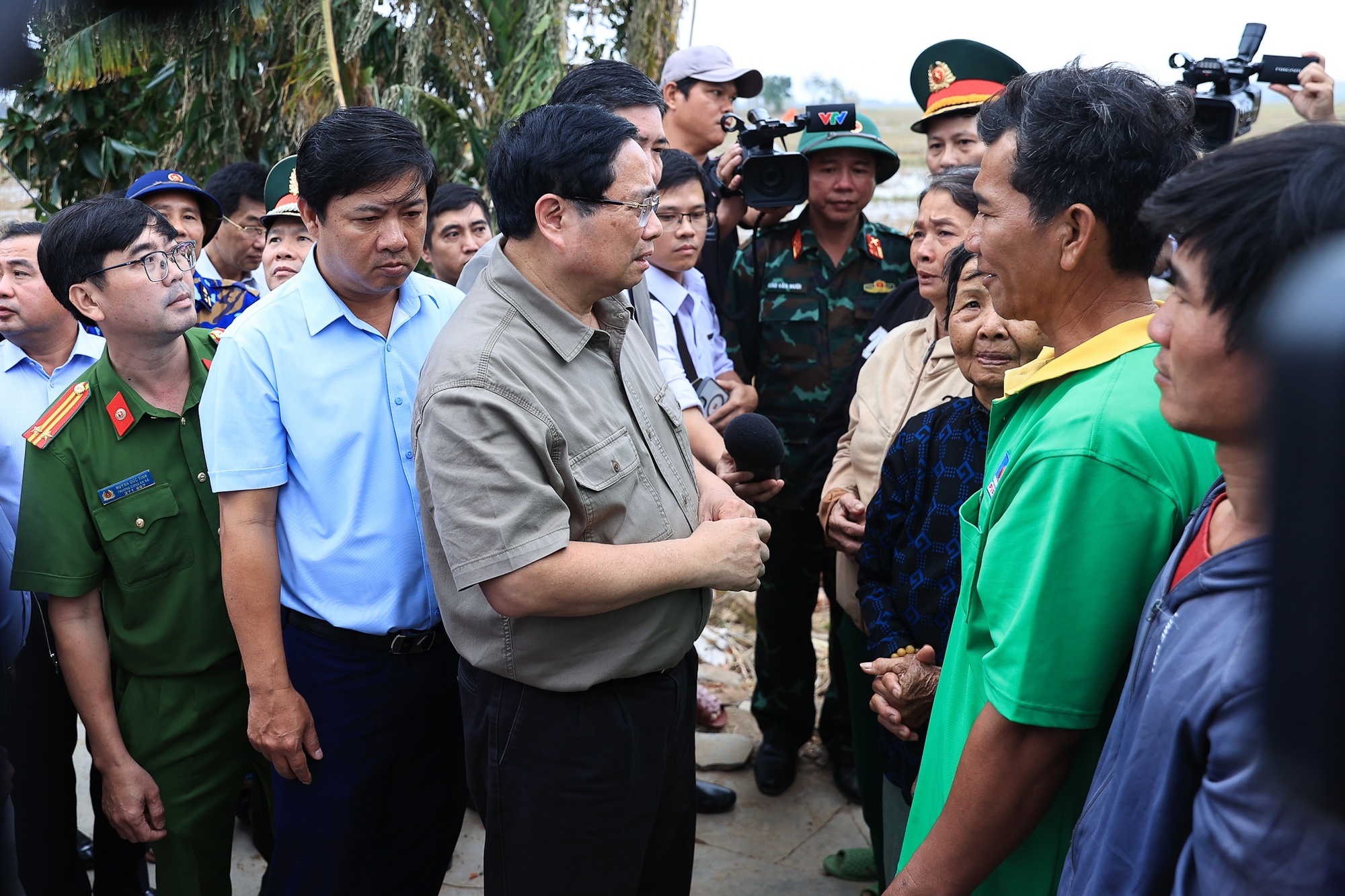 Thủ tướng thăm, động viên bà con nhân dân thôn Phú Hữu, xã Hòa Thịnh - Ảnh: VGP/Nhật Bắc Thủ tướng thăm, động viên bà con nhân dân thôn Phú Hữu, xã Hòa Thịnh - Ảnh: VGP/Nhật Bắc