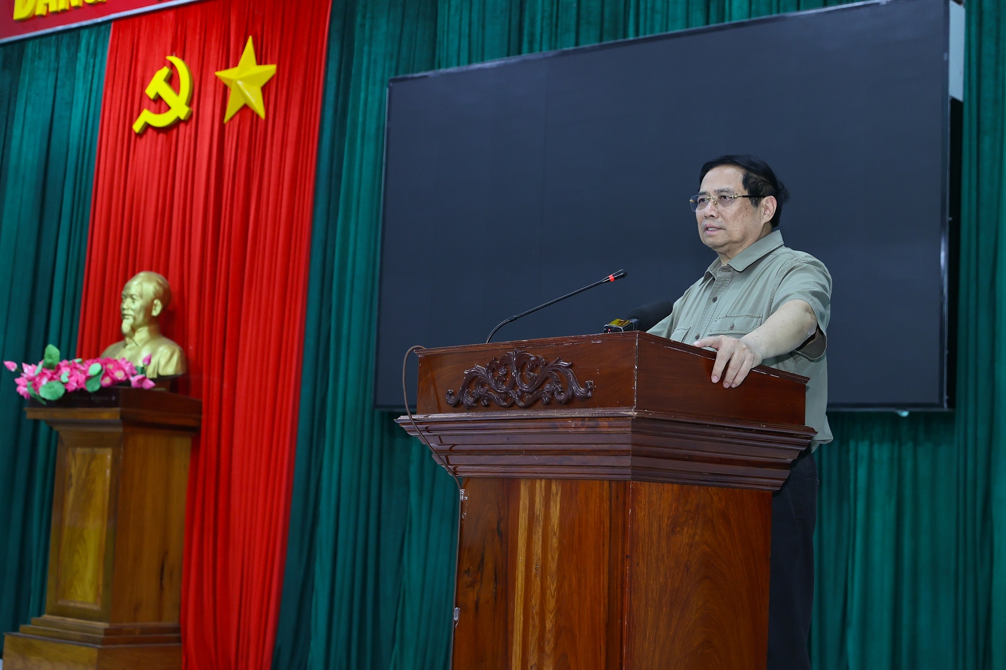 Mong bà con yên tâm, Thủ tướng khẳng định, Đảng, Nhà nước rất thấu hiểu với những khó khăn mà người dân phải trải qua trong đợt mưa lũ vừa qua và sẽ luôn bên cạnh, sát cánh cùng bà con nhân dân khắc phục hậu quả thiên tai - Ảnh: VGP/Nhật Bắc Mong bà con yên tâm, Thủ tướng khẳng định, Đảng, Nhà nước rất thấu hiểu với những khó khăn mà người dân phải trải qua trong đợt mưa lũ vừa qua và sẽ luôn bên cạnh, sát cánh cùng bà con nhân dân khắc phục hậu quả thiên tai - Ảnh: VGP/Nhật Bắc