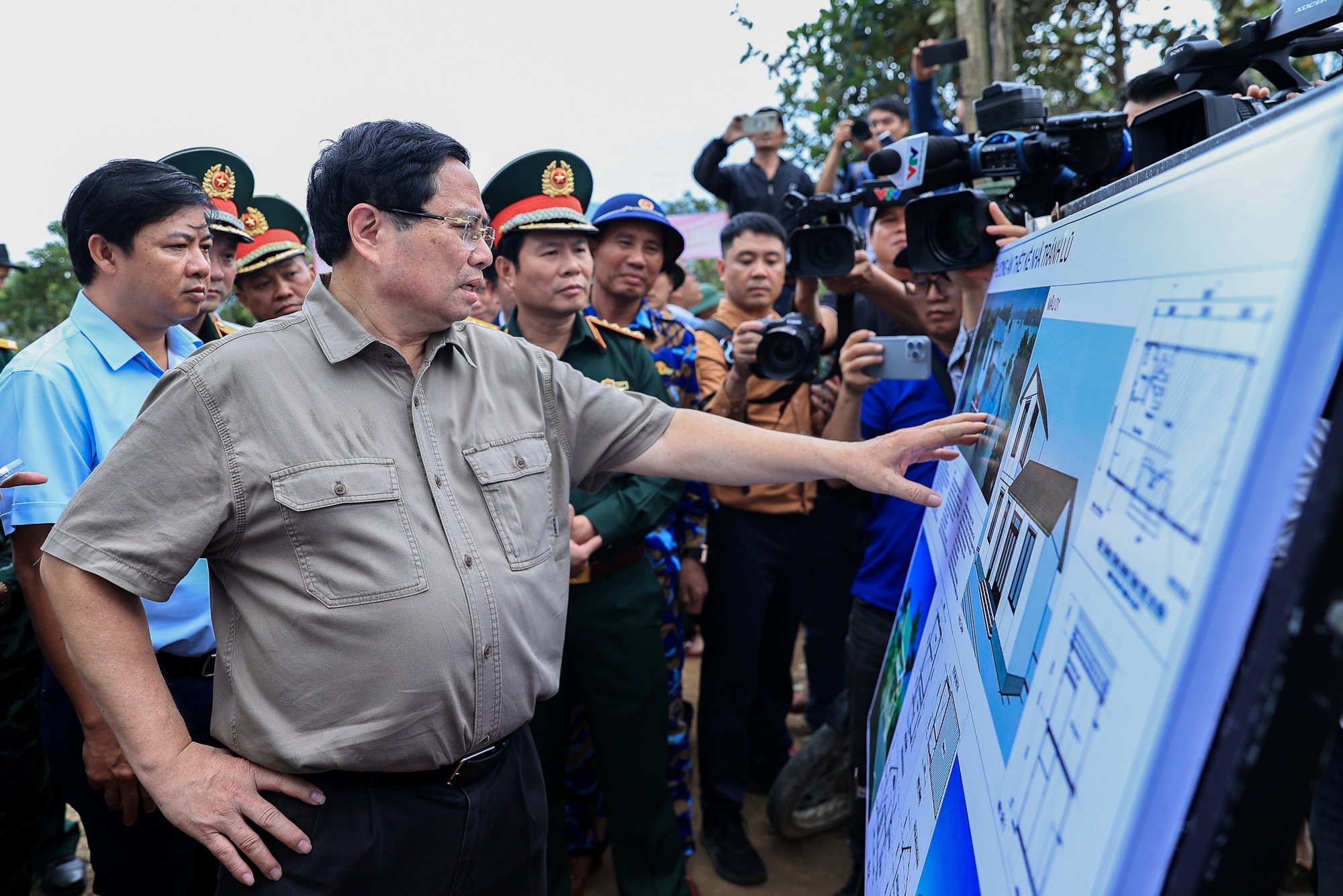 Thủ tướng nghe báo cáo về thiết kế nhà chống lũ - Ảnh: VGP/Nhật Bắc Thủ tướng nghe báo cáo về thiết kế nhà chống lũ - Ảnh: VGP/Nhật Bắc