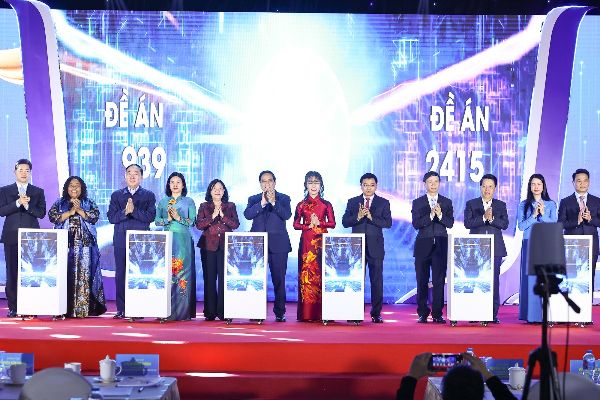 Thủ tướng và các đại biểu bấm nút triển khai Đề án Hỗ trợ phụ nữ khởi nghiệp giai đoạn 2026-2035 - Ảnh: VGP/Nhật Bắc