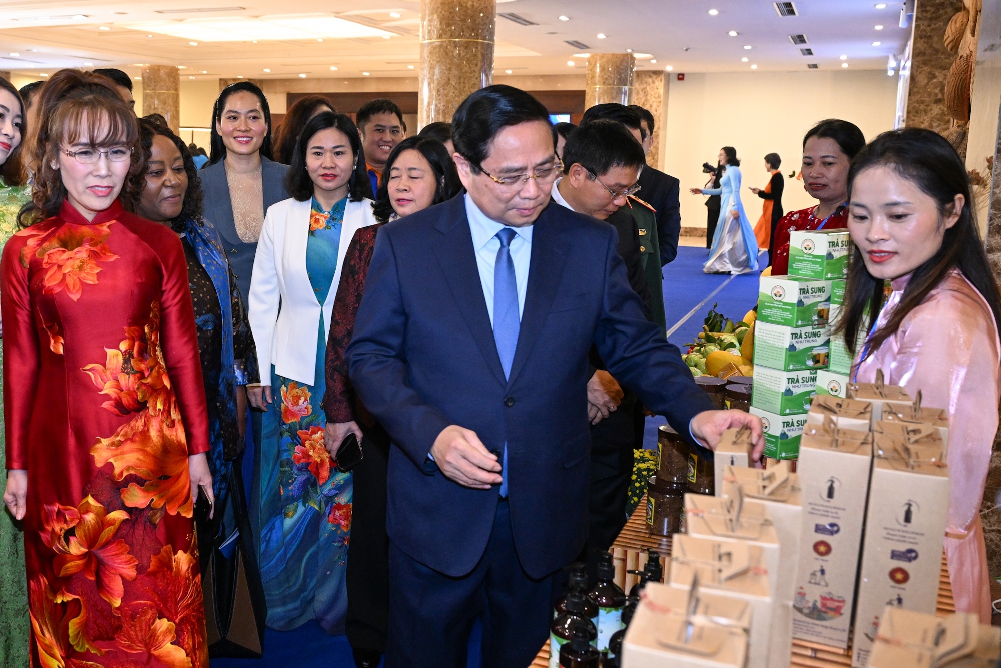 Thủ tướng tham quan trưng bày sản phẩm nông nghiệp, thủ công mỹ nghệ của các doanh nghiệp do phụ nữ khởi nghiệp - Ảnh: VGP/Nhật Bắc