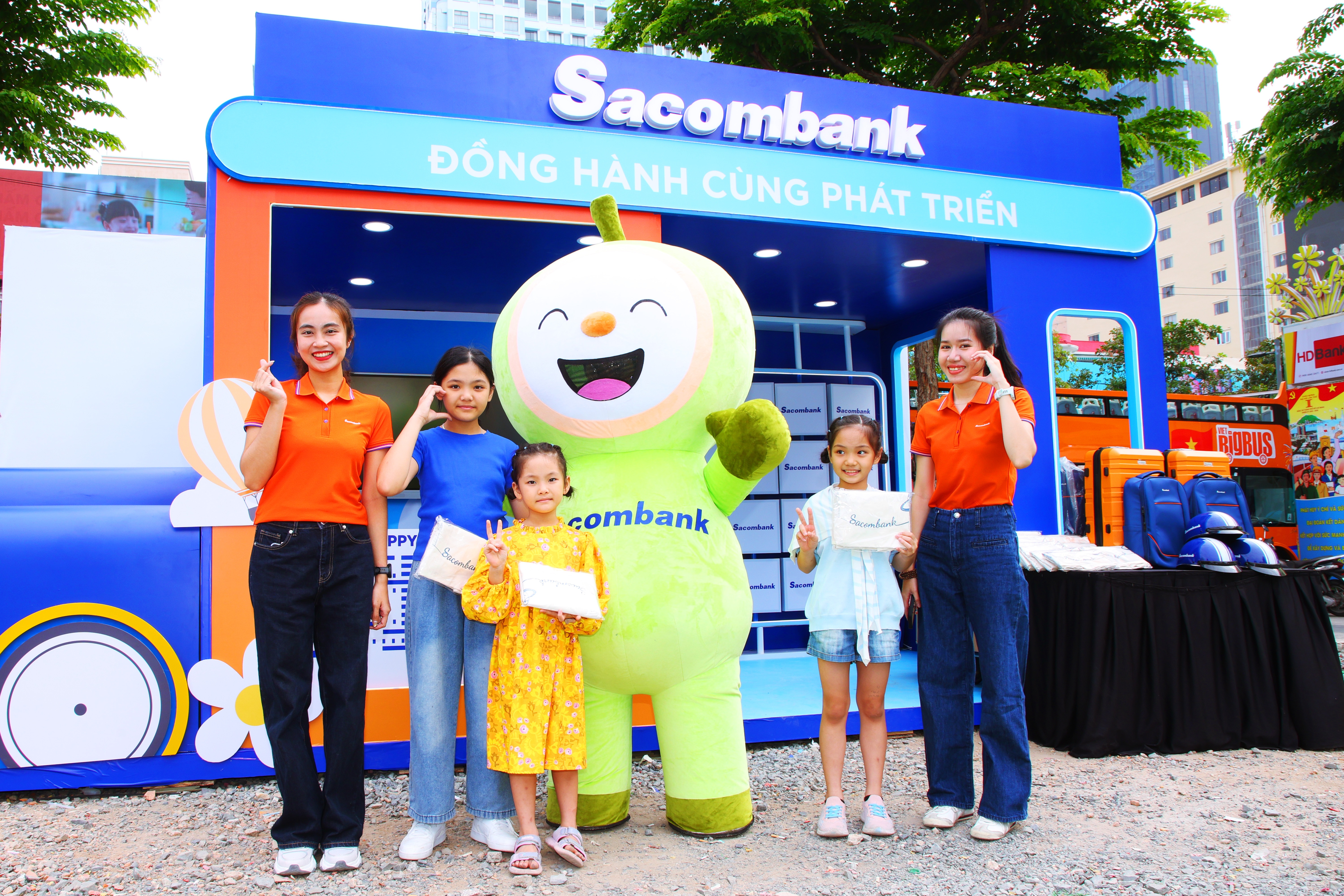 Sacombank đồng hành cùng Sundate Festival 2025 mang đến không gian gắn kết gia đình tại Vương Quốc Mặt Trời
