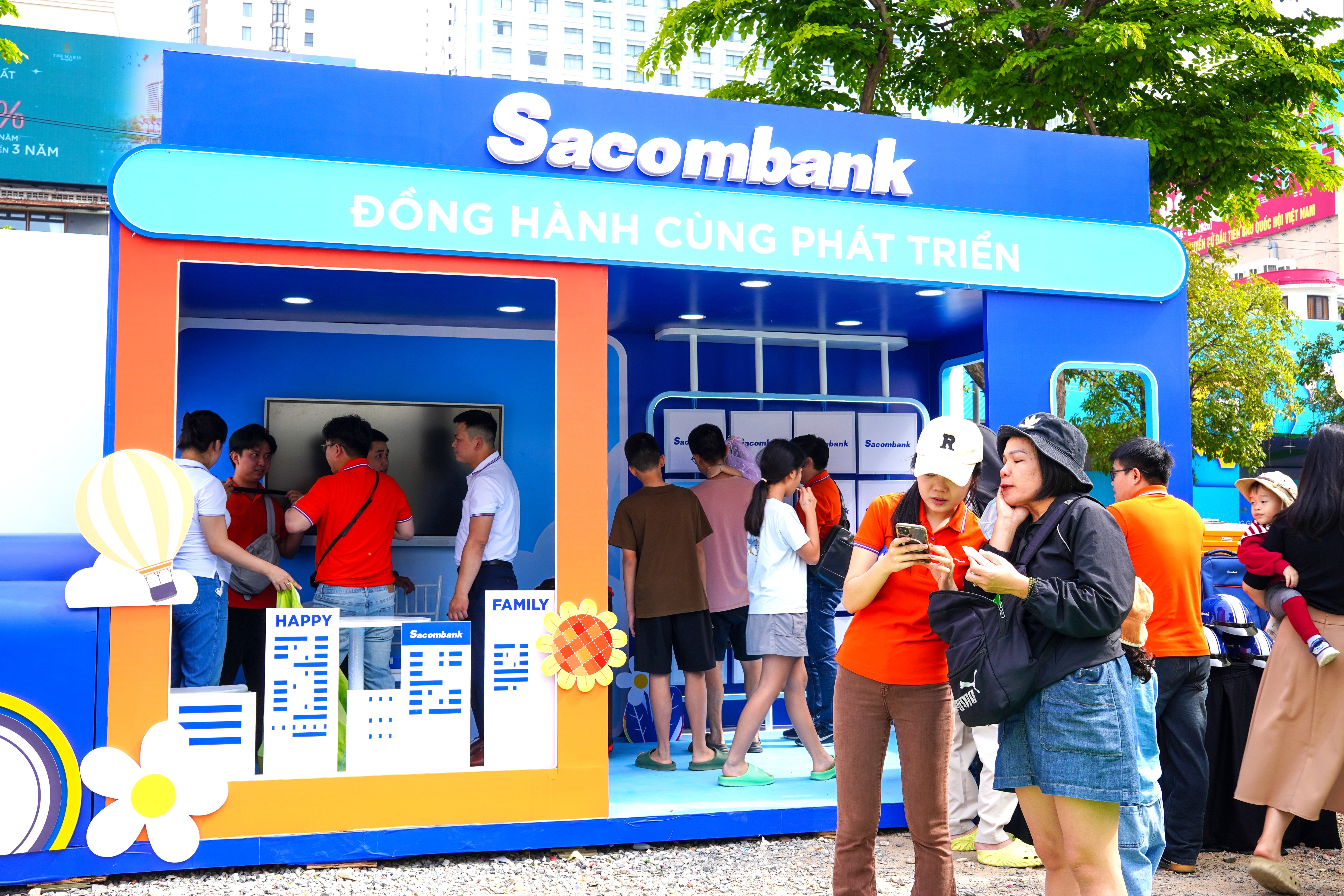 Sacombank đồng hành cùng Sundate Festival 2025 mang đến không gian gắn kết gia đình tại Vương Quốc Mặt Trời