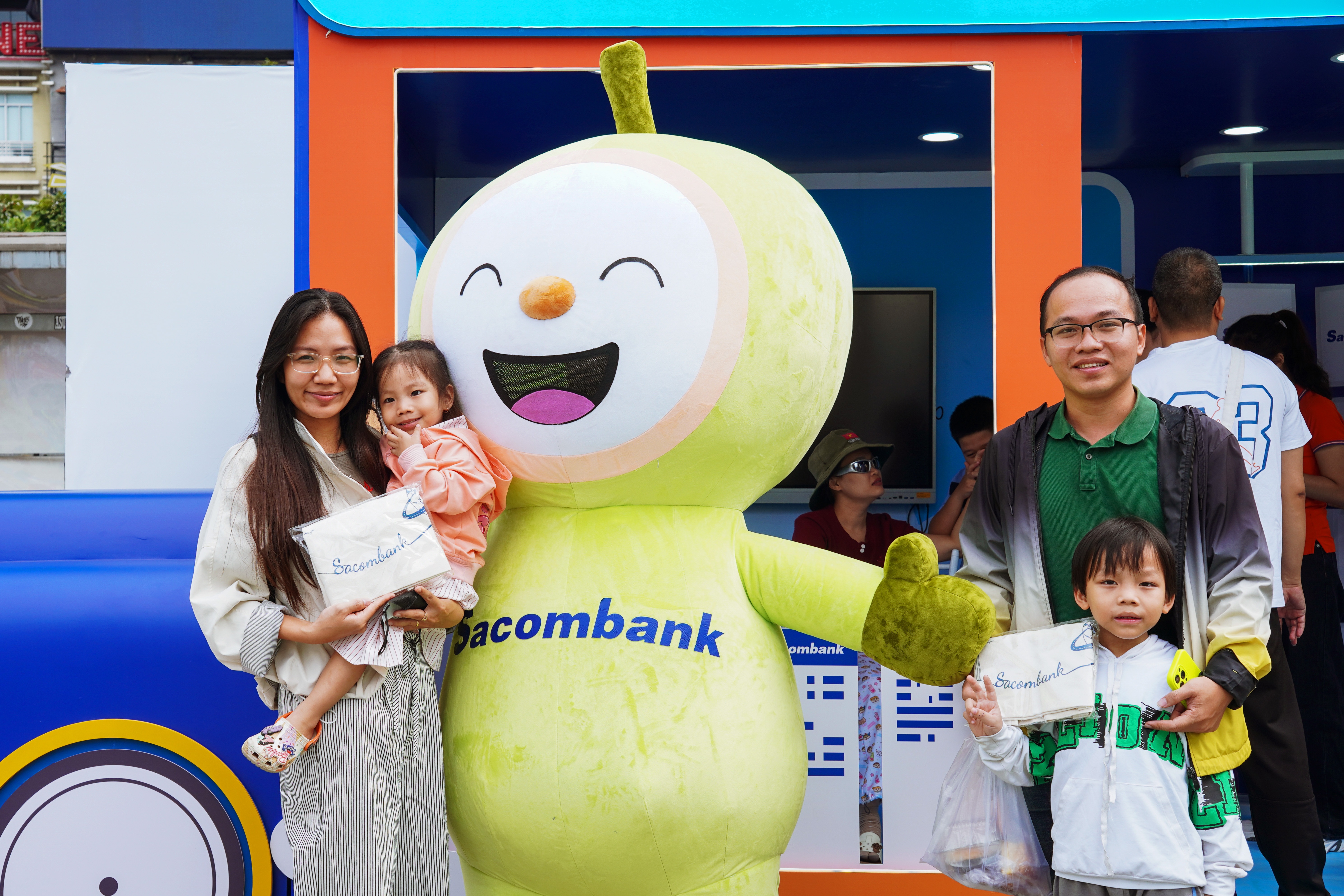 Sacombank đồng hành cùng Sundate Festival 2025 mang đến không gian gắn kết gia đình tại Vương Quốc Mặt Trời
