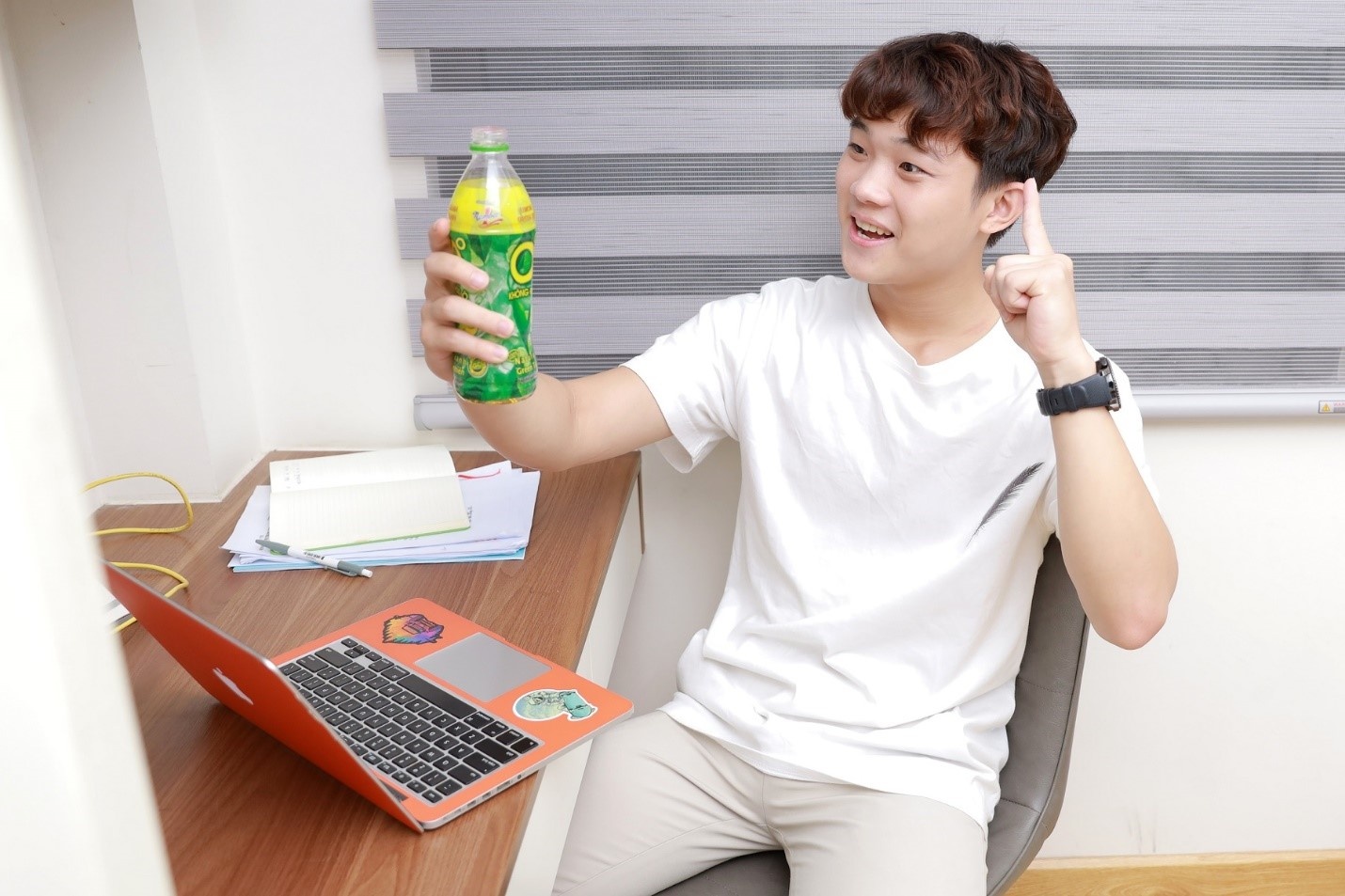 Một ngụm Trà Xanh Không Độ giữa lúc căng thẳng sẽ đẩy stress tan biến, tinh thần sảng khoái và cảm hứng sáng tạo tràn về.