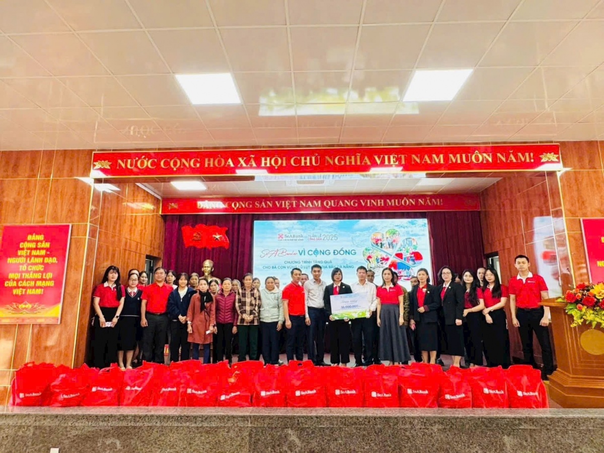 SeABank Đà Nẵng tổ chức tặng quà cho bà con vũng lũ