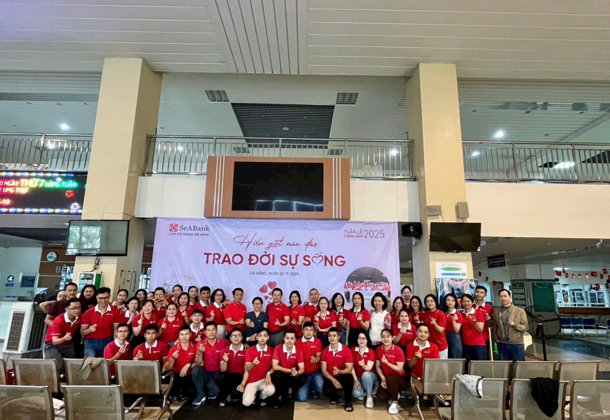 SeABank Đà Nẵng tổ chức tặng quà cho bà con vũng lũ