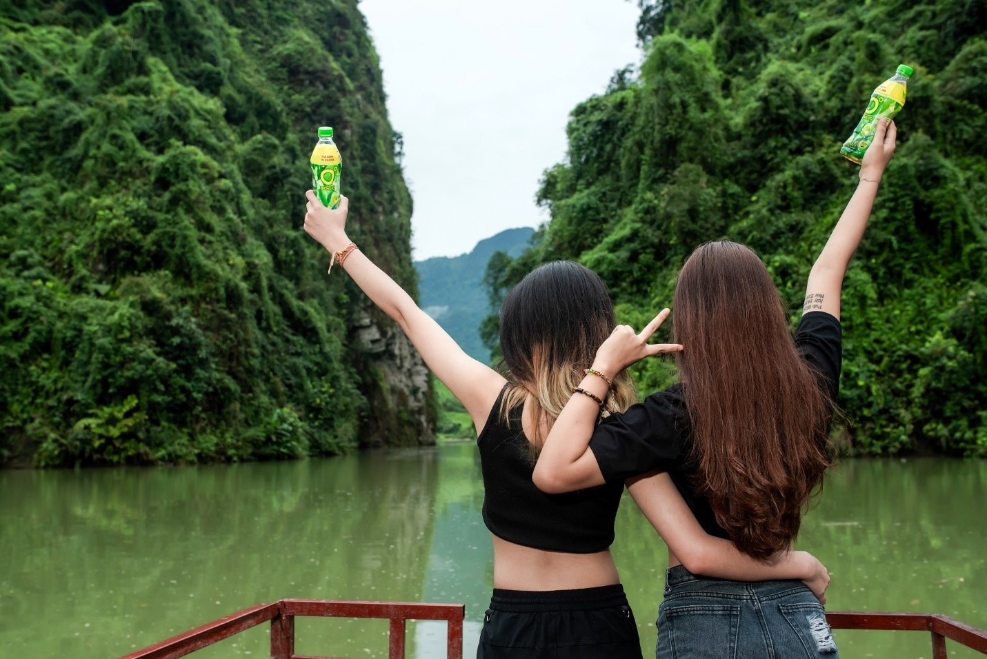 Khoảnh khắc bạn trẻ giải nhiệt cuộc sống giữa núi rừng với Trà Xanh Không Độ.