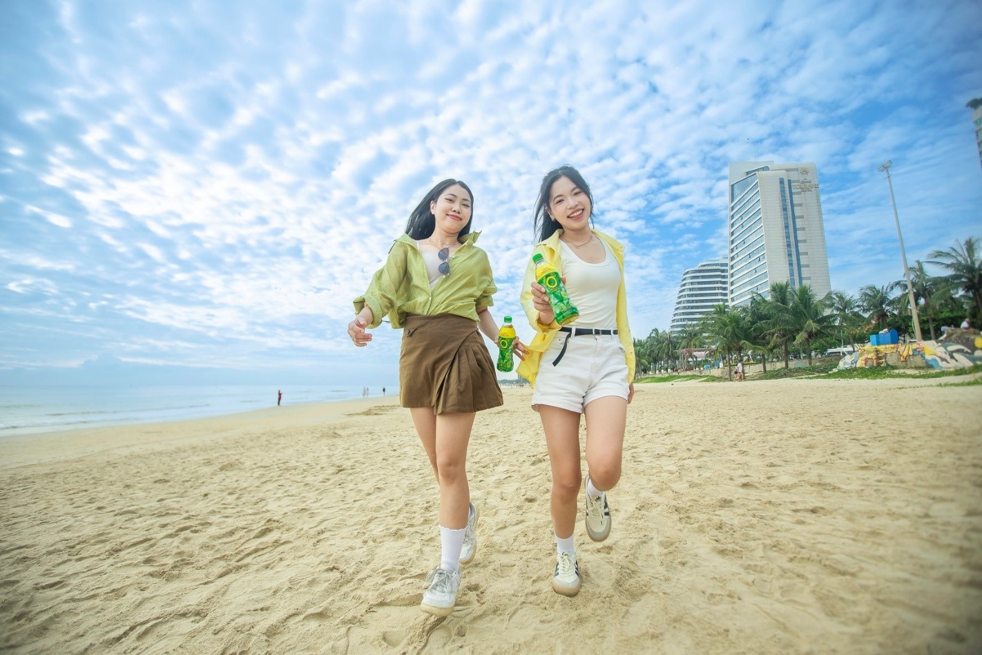 Khoảnh khắc thư giãn bên bờ biển với Trà Xanh Không Độ giúp tinh thần sảng khoái, giảm stress và lấy lại năng lượng để xử lý công việc hiệu quả.