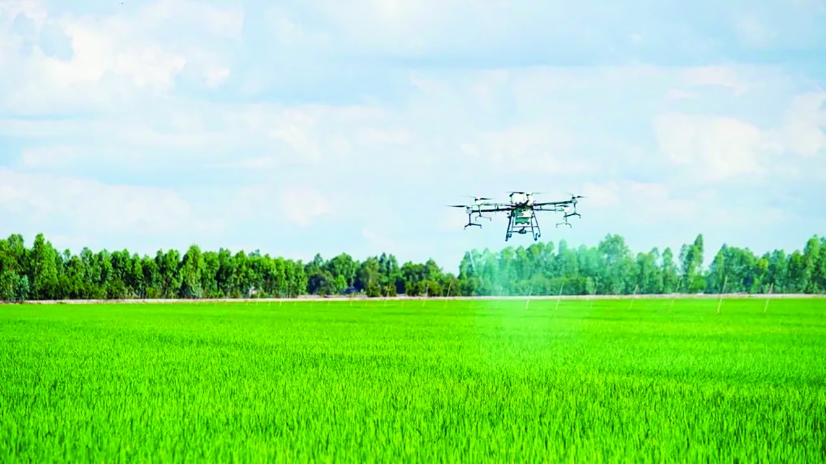 Trong nông nghiệp, UAV phun thuốc có thể xử lý 67 ha mỗi ngày, so với chỉ khoảng 1 ha của lao động thủ công Trong nông nghiệp, UAV phun thuốc có thể xử lý 67 ha mỗi ngày, so với chỉ khoảng 1 ha của lao động thủ công